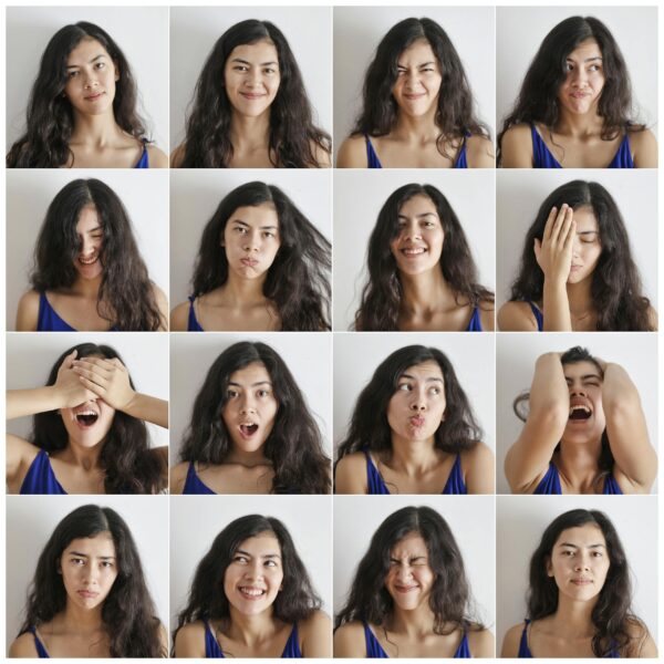 colagge de fotos de bustos de una joven exprensando diferentes emociones