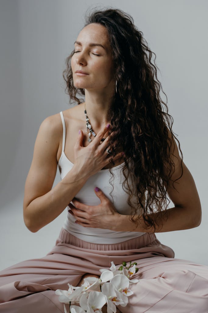 mujer serena meditando
